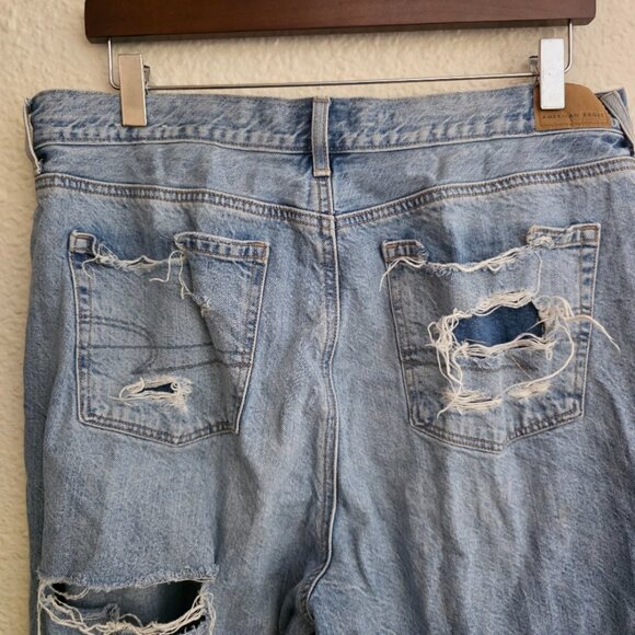 American Eagle Destroyed Relaxed Mom Jeans Light Wash Women's Size 14 X-Short - Picture 5 of 8